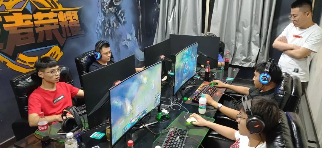 暴力冲突背 暴力冲突背